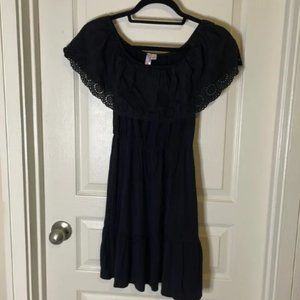 Can be worn above the shoulders or off the shoulders. Solid black.